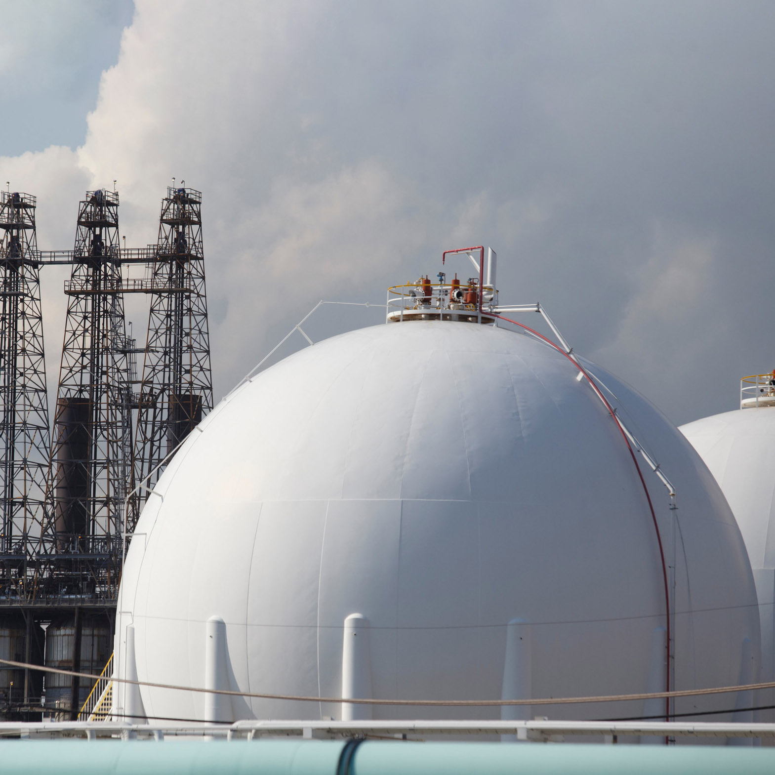 Oil Refinery Is a Big Strategic Bet